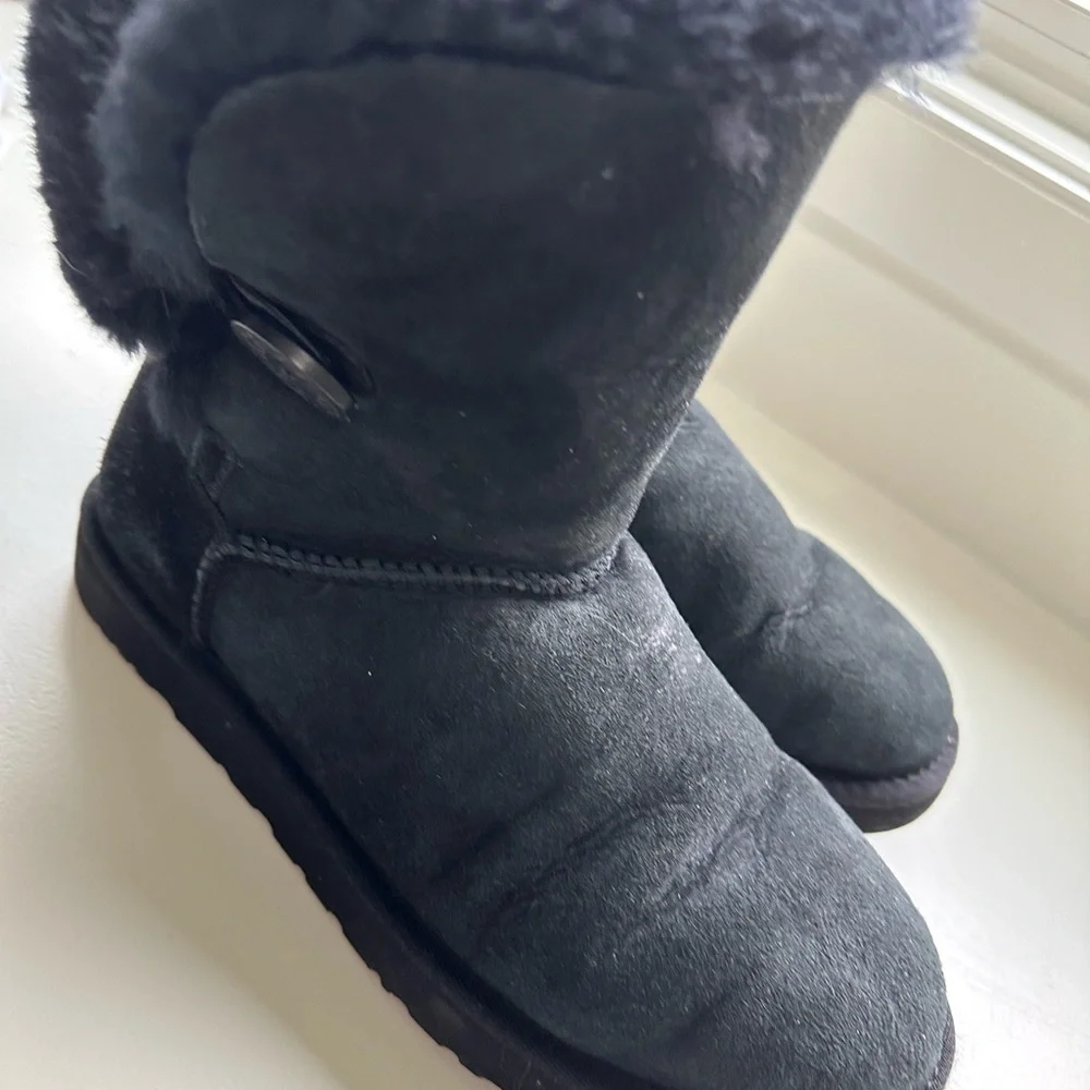 UGG black Bailey Button pull on boot.  size 10.  Boxed - Picture 6 of 14